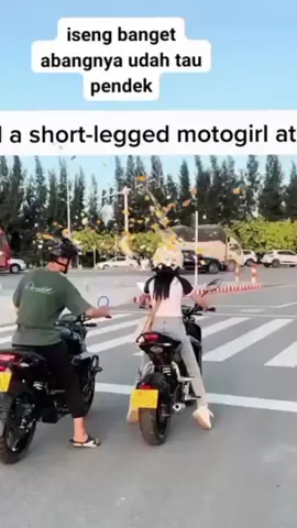 botol Yakult lagi di isengi