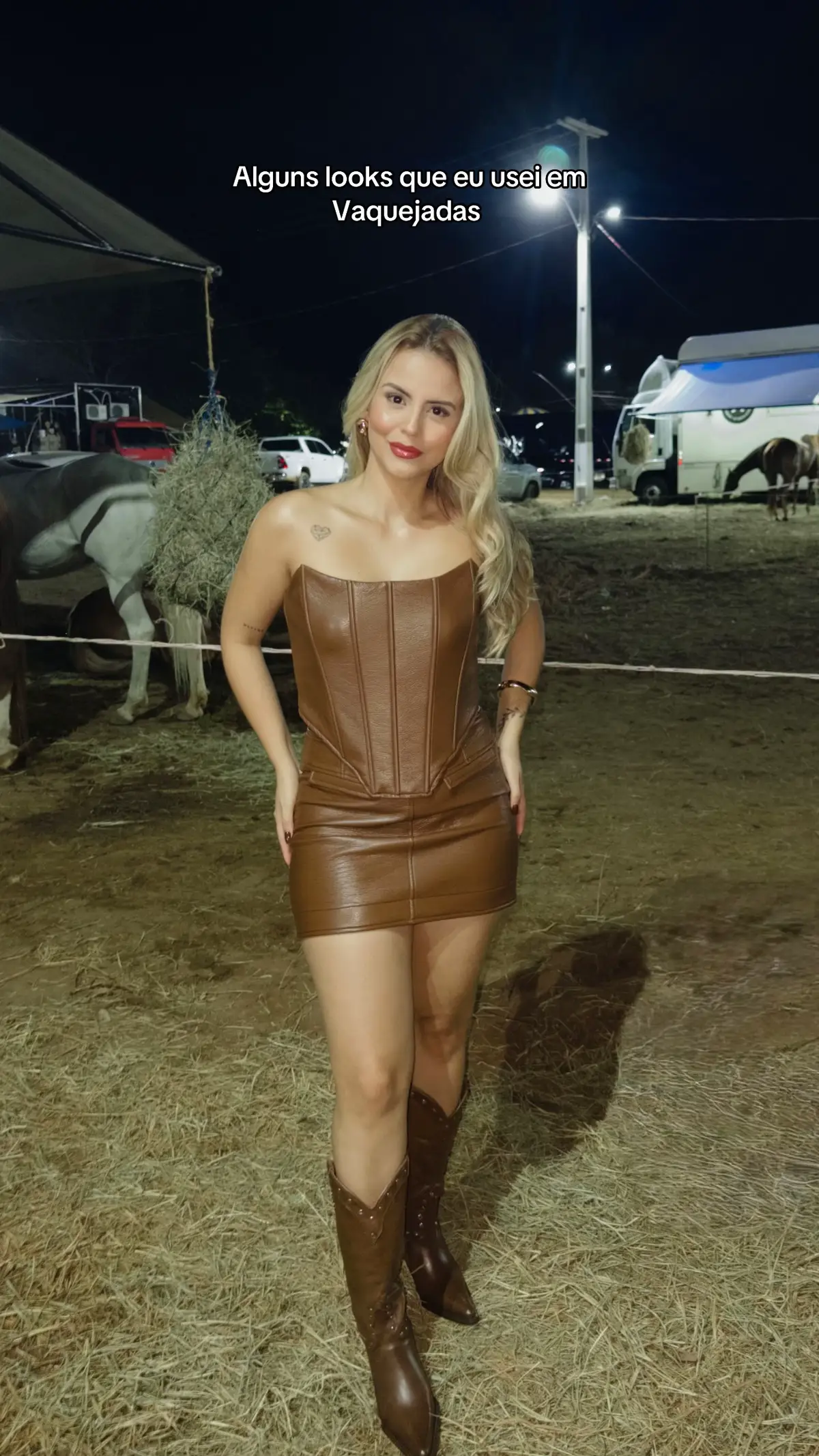 A mesma pose em quase todas as fotos 🤣 #lookdevaqueijada 