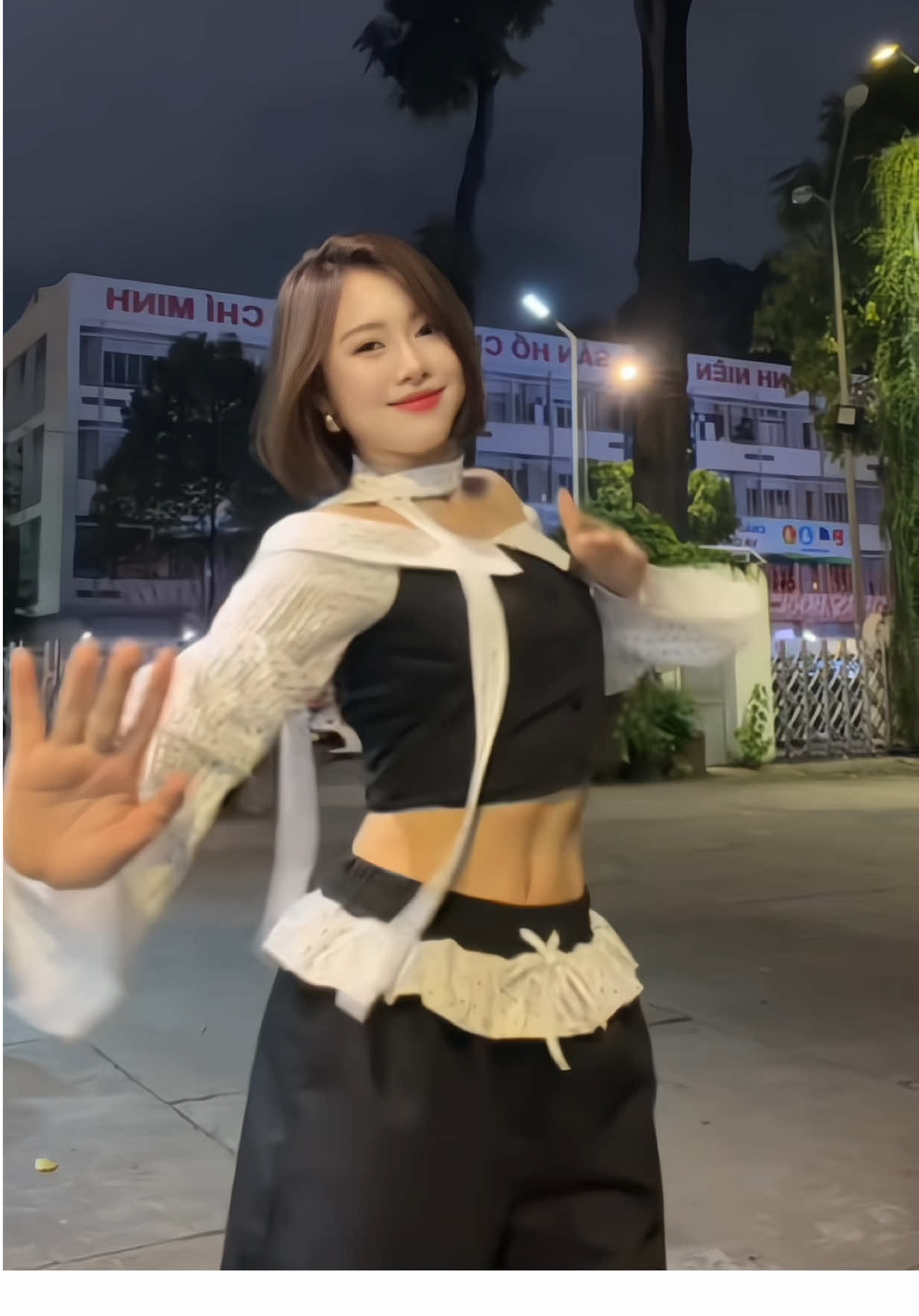 Tui thuộc có 1 bài thôi, thông cảm nghen 😬