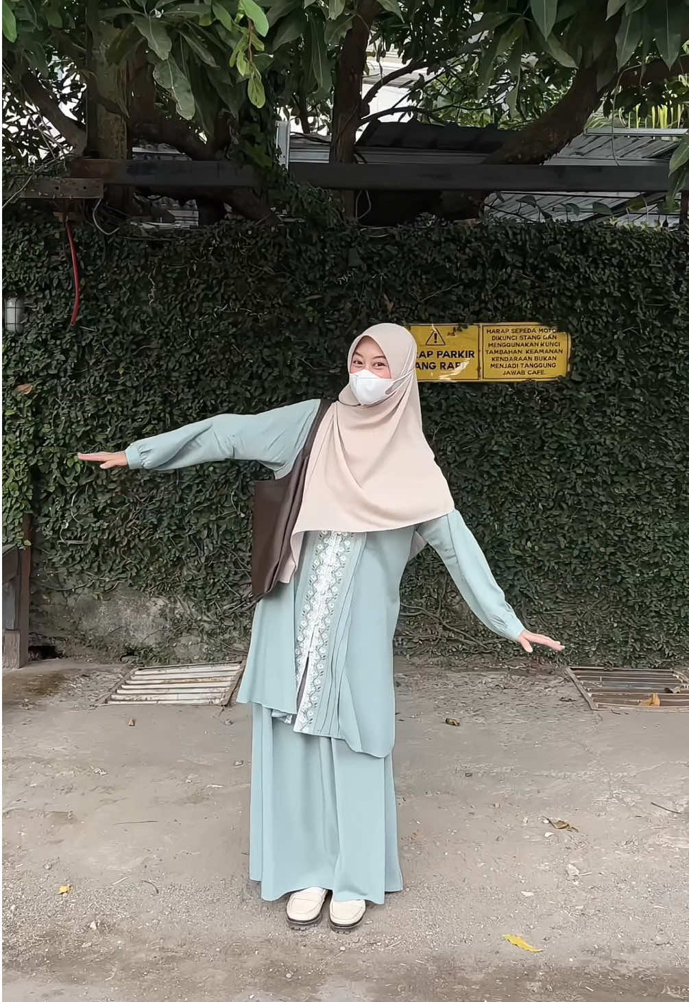 “aku kira kamu orangnya pendiem” 🙂‍↕️🙏🏻 #syarioutfit #outfitsyari #ootdsyari #hijabsyari #ideposefoto 