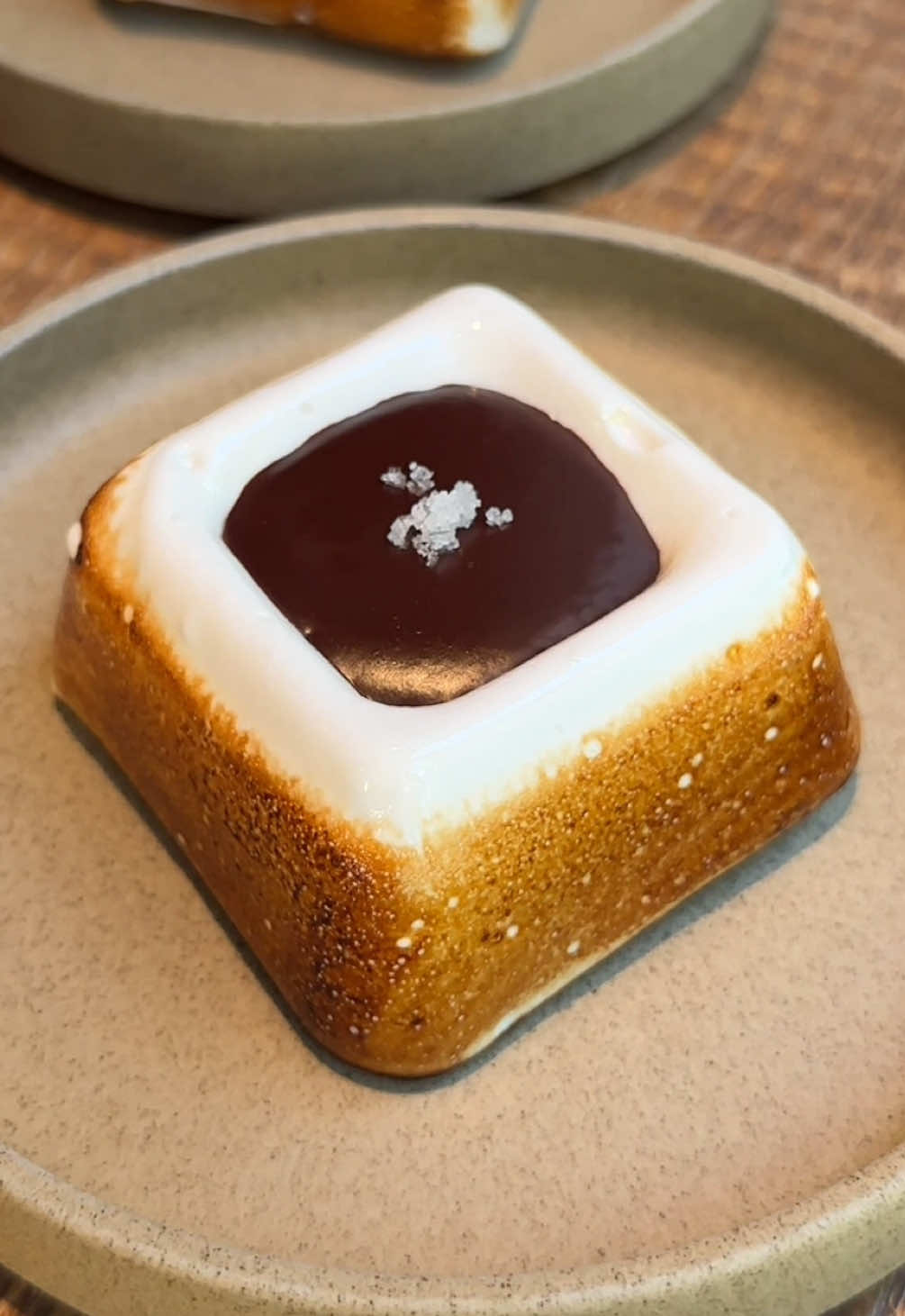 チョコレート工場でつくるスモアチョコ🍫 ◎ スモアチョコ　680円 【店舗名】ダンデライオン・チョコレート ファクトリー＆カフェ蔵前 【住所】東京都台東区蔵前４丁目１４−６ 【アクセス】蔵前駅から徒歩5分 【営業時間】10:00-19:00 【定休日】不定休 【予算】￥1,000～￥2,000 【Chocolate Factory】 ◎ S’mores Chocolate – 680 yen Shop Name: Dandelion Chocolate Factory & Café Kuramae Address: 4-14-6 Kuramae, Taito City, Tokyo Access: 5 minutes on foot from Kuramae Station Business Hours: 10:00–19:00 Closed: Irregular holidays Budget: ¥1,000–¥2,000 #東京グルメ #japanesefood #tiktokfood 