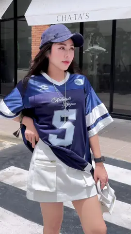 ชิลๆ รับลมร้อน รับลมฝน ต้องชุดนี้ เสื้อบอลทรงโอเวอร์ไซด์มาพร้อมกระโปรงยีนส์สีขาวซับในกางเกง ต้องลองน้า #thealner #OOTD #แฟชั่นผู้หญิง 