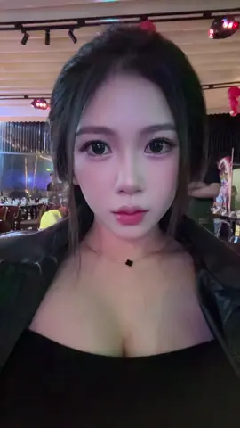 Đêm nay e khóc ở trong club 🙈
