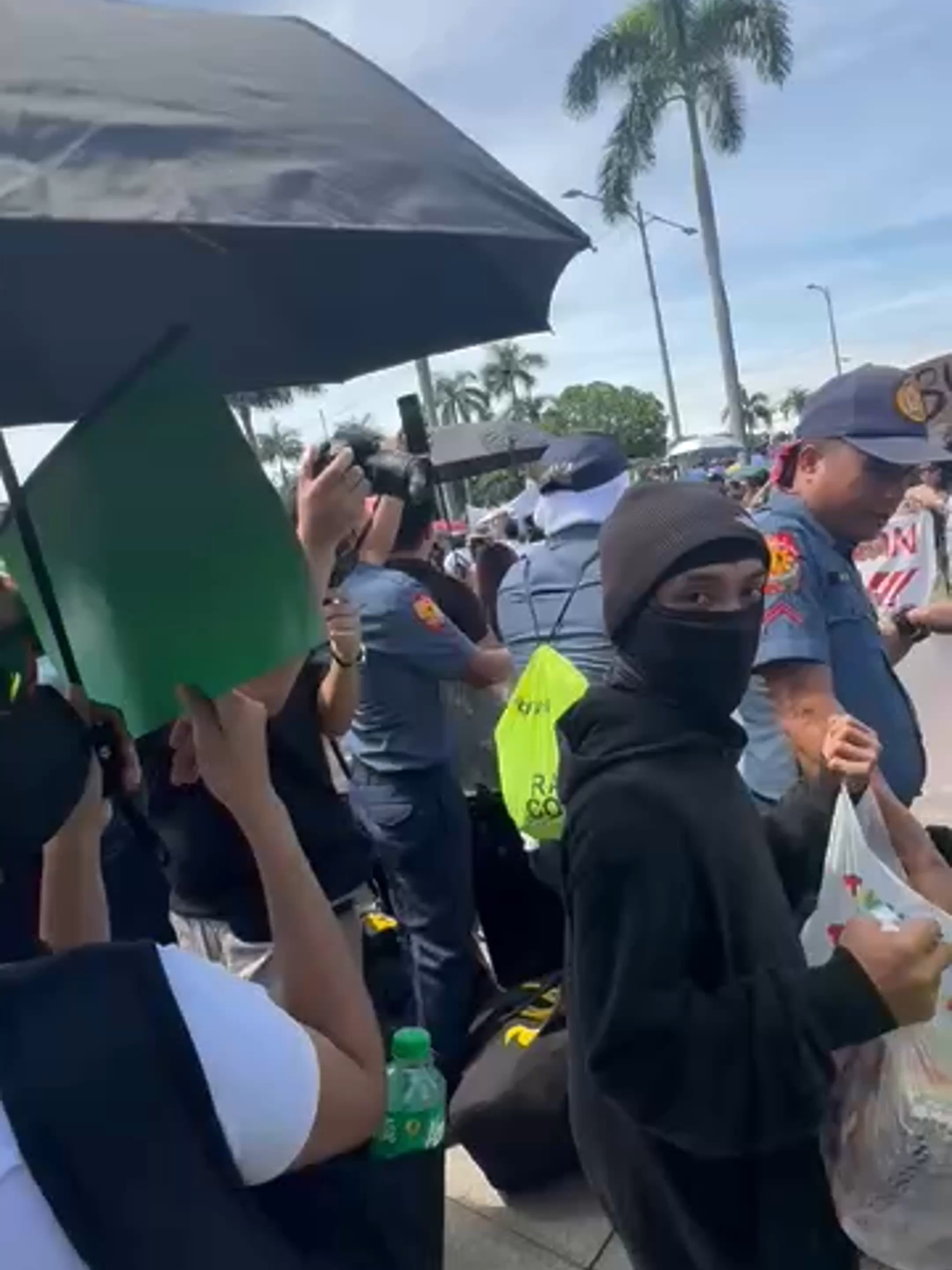 MGA KABATAANG RALIYISTA SA QUIAPO, MAY PATUBIG SA MGA KAPULISAN! < 3 No to uhaw para sa ating mga kapulisan!  Good vibes ang hatid ng mga kabataang raliyistang ito sa Quiapo dahil sa ilalim ng tirik na araw sa protesta, libreng tubig ang handog nila sa mga kapulisan.  “We are doing this to make our country better again. At wakasan ang pagpapahirap sa ating mga Pilipino. Sobra na ang pagnanakaw nila sa bayan!” Pahayag ng mga kabataan. #FYP Courtesy: Nico Pangilinan Astorga