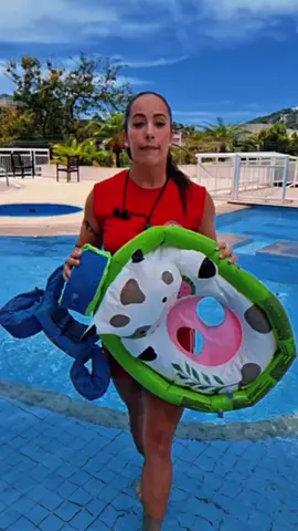 🚨Boias INFLÁVEIS NÃO são seguras‼️👇🏾 ⚠️ Boia com assento inflável- Vira muito facilmente e dificulta que a criança saia sozinha, podendo prender a criança de cabeça para baixo, levando ao afogamento‼️ ⚠️Boias de braço (“braçadeiras”) - Podem escorregar ou saírem facilmente com protetor solar. Ou podem estourar e perder a flutuabilidade‼️ ⚠️ Boias redondas tipo “pneu” - Alto risco de escorregar por dentro dela, ou virar facilmente‼️ ⚠️ Boias gigantes (unicórnio, flamingo, ou outros animais) - São BRINQUEDOS, e não equipamentos de segurança. São altamente instáveis e podem virar facilmente. Também podem ser arrastadas pelas correntes ou perfuradas e perderem a flutuabilidade‼️ ✅ IMPORTANTE lembrar que absolutamente NADA substitui uma supervisão 100% atenta ao seu filho, à distância de segurança de uma braço esticado‼️⛑️ ✅ Natação Infantil é SEGURANÇA aquática, lazer, saúde e prevenção para toda uma vida‼️⛑️✋🏾 Prevenir é SALVAR‼️ Educar para NÃO se afogar‼️✋🏾⛑️ #afogamento #praia #piscina #maternidade #maedemenina 