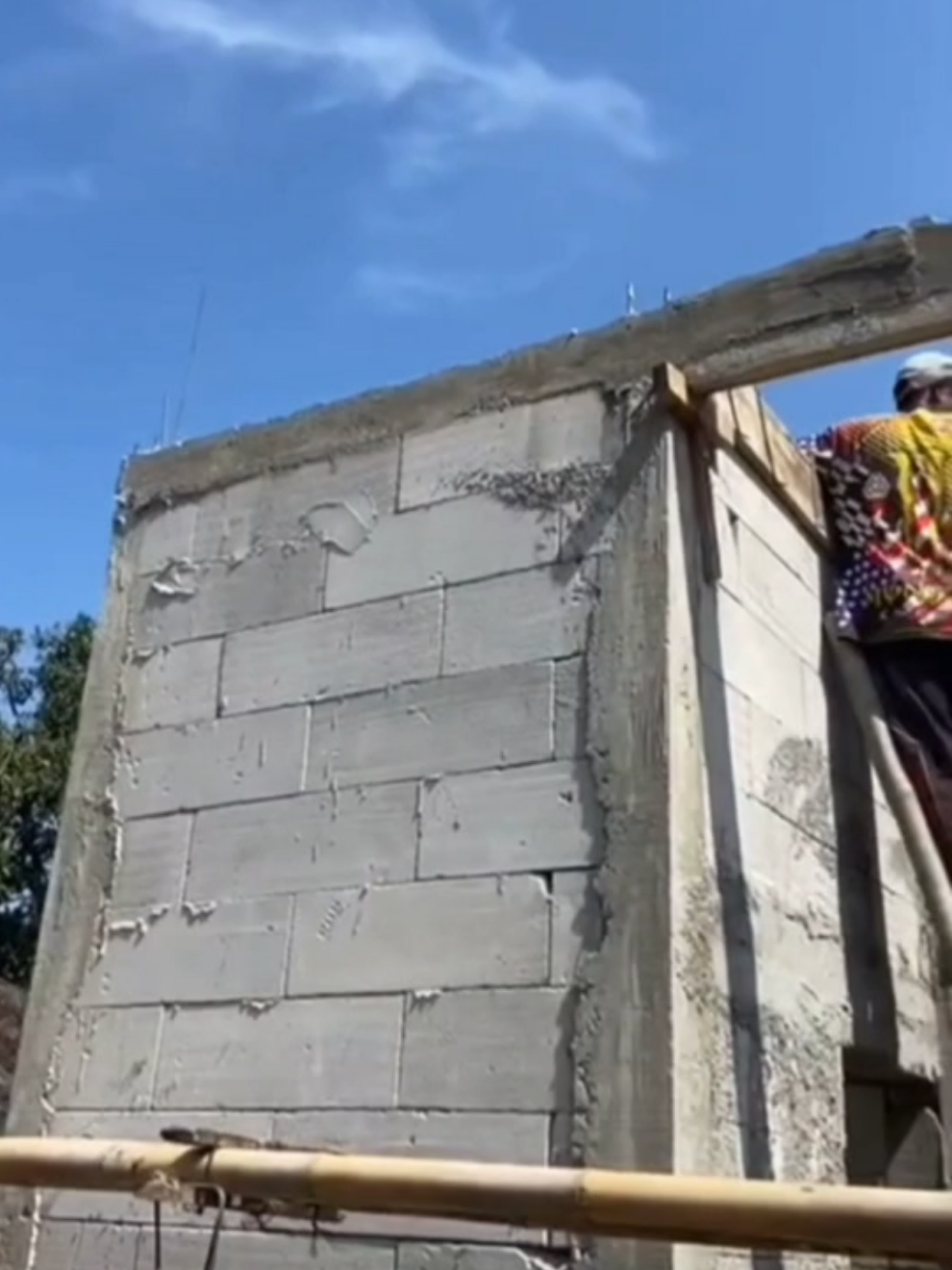 Setiap bangunan punya cerita. Pembangunan dengan detail, kualitas, dan rasa tanggung jawab. Progres pembangunan di ponorogo Kami siap membantu Anda untuk: ✅ Bangun rumah dari nol ✅ Renovasi rumah lama ✅ Desain sesuai kebutuhan #jasabangunrumah #jasarenovasi #tukangborongan #jasabangunrumahmalang #ponorogo