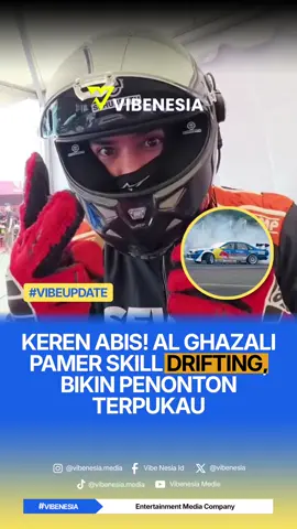 Al Ghazali kembali mencuri perhatian publik, kali ini bukan lewat musik ataupun layar kaca, melainkan di arena balap. Putra sulung Ahmad Dhani dan Maia Estianty itu tampil keren saat menunjukkan aksinya sebagai drifter. Dengan penuh percaya diri, Al mengendalikan mobil balap dan memperlihatkan skill meliuk di lintasan. Aksi menegangkan sekaligus memukau tersebut langsung menuai pujian dari para penonton maupun warganet yang menyaksikan rekamannya. 🔥 Sosok Al tak hanya dikenal sebagai musisi dan aktor, kini ia juga membuktikan kemampuannya di dunia otomotif. #AlGhazali #DriftingIndonesia #Selebriti #Otomotif #Vibenesia 