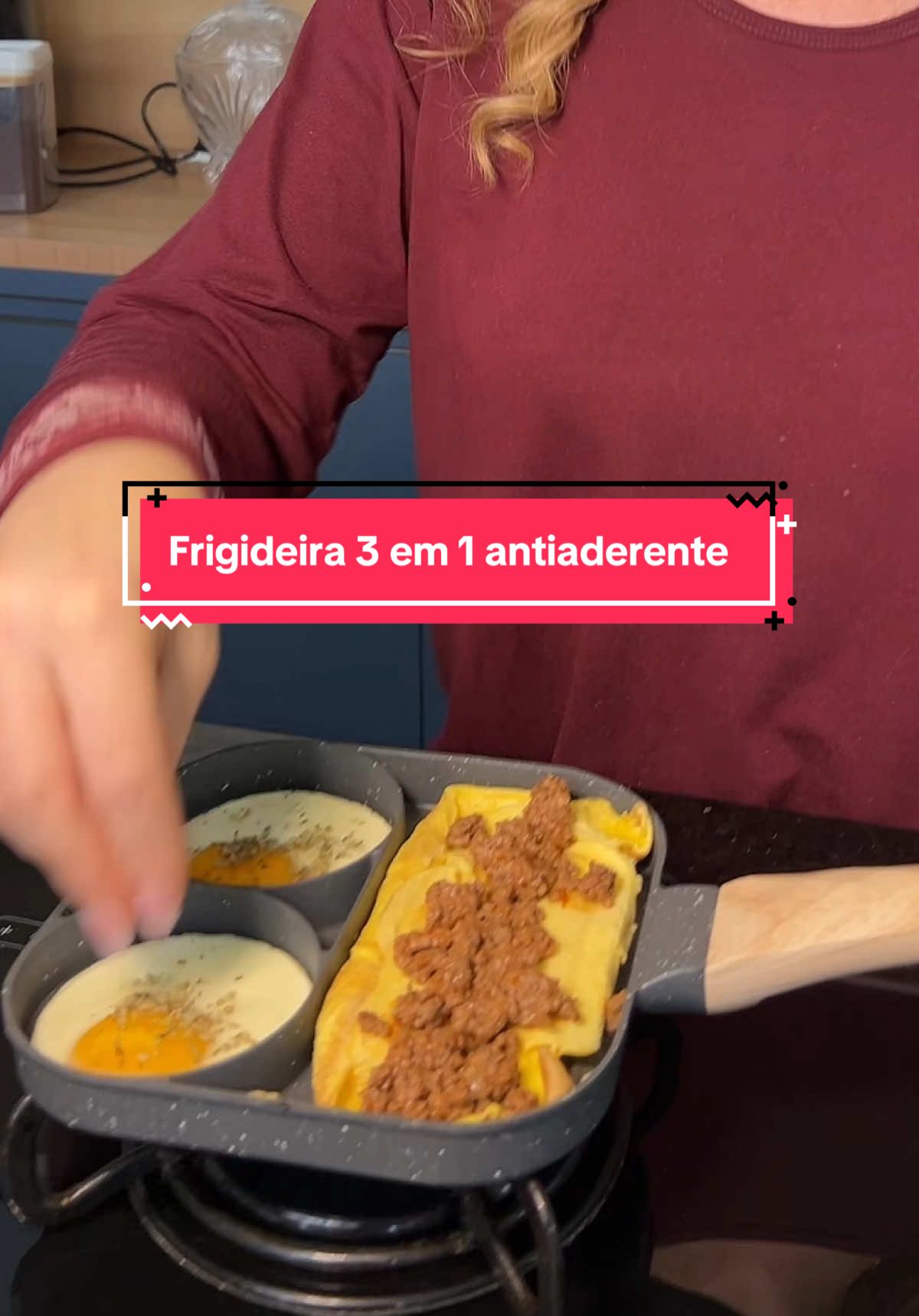 A Frigideira Antiaderente 3 em 1 com Divisórias é um utensílio de cozinha inovador é perfeito para quem busca otimizar o tempo na preparação de refeições deliciosas e saudáveis. Com suas divisórias, esta frigideira permite que você cozinhe diferentes alimentos ao mesmo tempo, sem que os sabores se misturem, e não gruda nadinha.  #frigideiraantiaderente #frigideira3em1 #panelaantiaderente #tiktokshop 