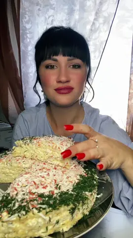 Вафельный корж 6-8 шт Начинка: 3 отварных яйца 3 плавленых сырка  200 грамм крабовых палочек (из них 3 шт на украшение) 100 грамм сыра  6 ст.л майонеза  1-2 зубчика чеснока  Зелень  Соль/перец Смазать все коржи,оставить на 4 часа в холодильнике Приятного аппетита 😋  #рецепт #мукбанг #вкусныерецепты #втоп #рекомендации 