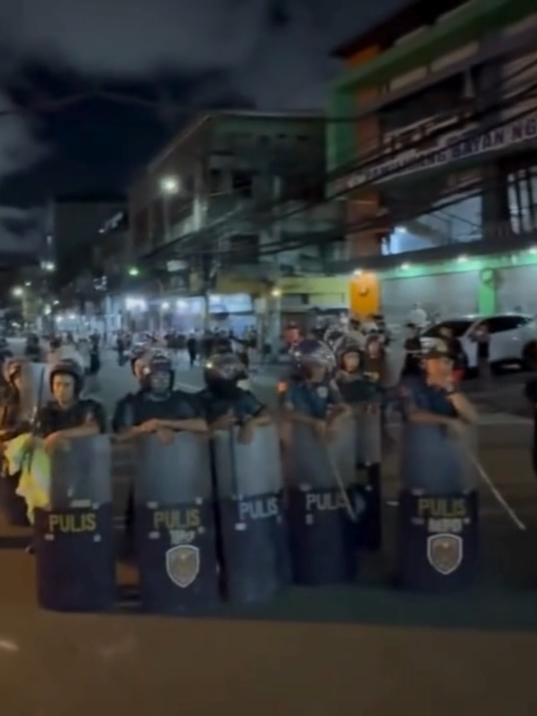 Hinabol ng mga pulis ang ilang umano'y namato sa kanila sa Legarda corner Figueras Street ngayong Linggo, September 21, 2025.  Nagpatupad na rin ng curfew si Manila City Mayor Isko Moreno sa mga menor de edad sa lungsod mula 10:00 PM - 4:00 AM.  Ayon sa MPD, mayroong 72 na indibidwal ang inaresto sa Maynila matapos manggulo umano sa mga protesta kontra katiwalian. | via Raffy Tima/#GMAIntegratedNews
