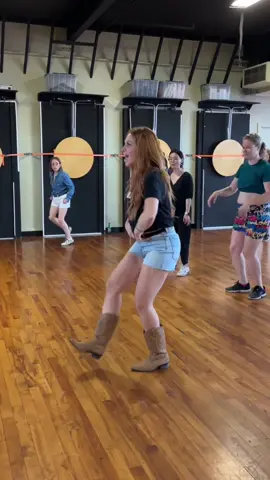 Soirée Danse en ligne! Sors ton plus beau look western: bottes, jeans, chapeau! 🤠 📍Vendredi 26 septembre de 18h à 19h30 🌵 Avec Jess, danses classiques et fun garanti! 🎟️ 10$ + taxes 📲 Lien en bio pour acheter ton billet. #country #countrymusic #danseenligne #linedancing #linedancinglessons #montreal #studiobizz