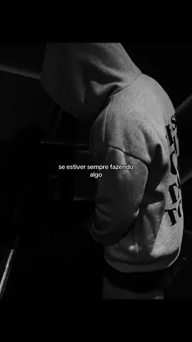 Um menino que nunca ouviu um “ eu tenho orgulho de você “, se torna um homem que nunca se sente bom o suficiente…🥀