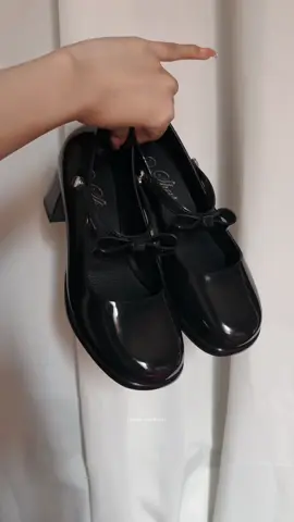 Pretty and cute #blackshoes #blackshoeswithheels #schoolshoes 
