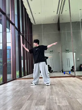 Nhảy vầy được hăm mí bạnnn 🤓 Ai nhảy dance challenge dí tui hăm???!  #anhtraisayhi2025 #vucattuonganhtraisayhi2025 #vucatttuong 