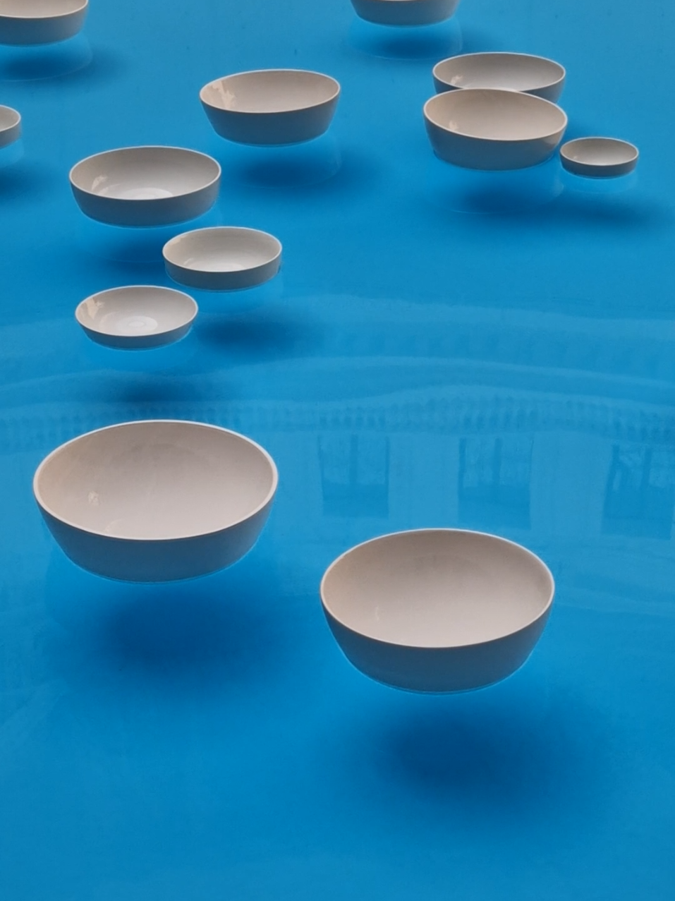 Step into 'Clinamen' by Céleste Boursier‑Mougenot at Bourse de Commerce, an immersive aquatic & musical installation by Céleste Boursier-Mougenot. Imagine an 18-meter basin of water with white porcelain bowls floating in a gentle current, creating sound and movement on their own under the dome. A suspended moment where art meets serenity. #Art #BoursedeCommerce #Paris #ArtInstallation 