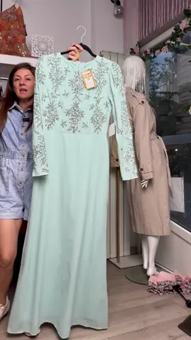 ✨ Reduceri mari la L’AiL Outlet Oradea! ✨ Te invităm în magazinul nostru din Str. Parcul Traian nr. 4, Oradea, unde găsești o colecție variată de rochii ASOS – elegante, moderne și potrivite pentru orice ocazie. 💃 👗 Avem modele pentru toate siluetele, de la mărimi mici până la mărimi mari, astfel încât fiecare femeie să își găsească rochia perfectă. 💎 Fie că ești în căutarea unei ținute de seară, a unei rochii de cocktail sau a unei piese chic pentru zi cu zi, la noi găsești reduceri speciale și stocuri limitate. 📍 Ne găsești în centrul orașului, pe Str. Parcul Traian nr. 4. 🌐 Descoperă mai multe și online pe lailfashion.ro. Te așteptăm cu drag să probezi și să alegi rochia care ți se potrivește! ✨ #LailFashion #LailOutlet #Oradea #Bihor #ASOS #Rochii #RochiiDeOcazie #RochiiElegante #Reduceri #OutletOradea #ShoppingOradea #OradeaGirls #FashionOradea 