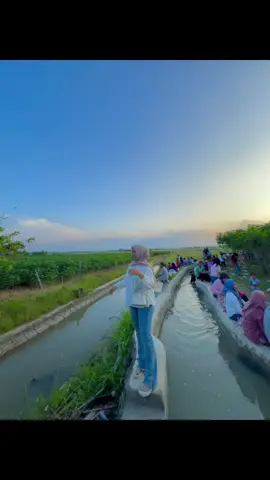sedih baru perdana ke sini liat sampahnya masyaallah 🥹 padahal view nya luar biasa loo,pliiss jangan koyorin tempat ini #sawah #perdagangan #fyp #viral 