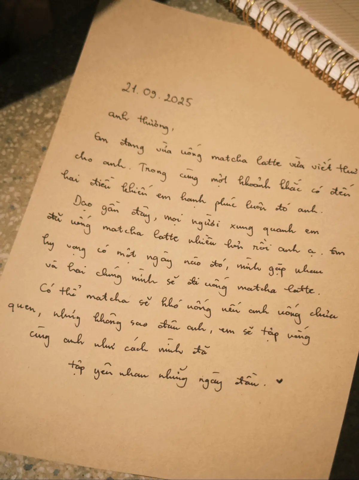 em đợi anh, đợi chúng mình có một buổi hẹn hò cùng những cốc matcha latte, anh nha.  - một bức thư của a tòn -  #toanvietchu #thutay #thutinhguimotnguoi 