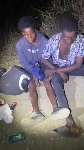 *Ejército intensifica operativos en la línea noroeste; detienen 30 nacionales haitianos en situación migratoria irregular*  Mao, Valverde. – Con el propósito de mantener la seguridad fronteriza el Ejército de República Dominicana mantiene activos los operativos de interdicción migratoria, seguridad ciudadana, combate al tráfico y contrabando ilícito, así como el respaldo a las demás instituciones del Estado. Como parte de esas acciones realizadas en las provincias Valverde y Montecristi, patrullas del ERD lograron detener en las comunidades de Hatillo Palma y Mao a treinta (30) nacionales haitianos en condición migratoria irregular, entre los cuales figuran 23 hombres y 7 mujeres. Durante el mismo operativo, también fueron retenidas dos (2) motocicletas, presuntamente utilizadas para el transporte irregular de indocumentados. Tanto los extranjeros indocumentados como los vehículos retenidos fueron trasladados a la sede de la 4ta. Brigada de Infantería del ERD, con asiento en Mao, para los fines procedentes,  en coordinación con las autoridades competentes.  *_Ejército de República Dominicana._*