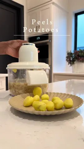 🤍🤍🤍🤍🤍🤍🤍🤍🤍🤍🤍🤍🤍🤍 This rechargeable peeler quickly peels fruits and veggies in seconds, making cooking a lot easier! ☺️