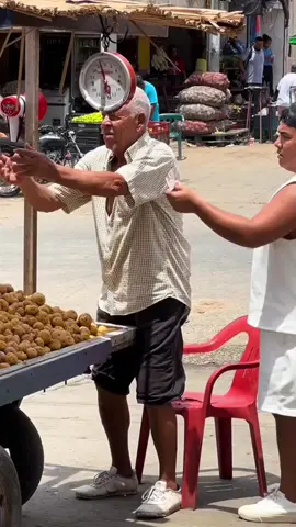 bromas en las calles the Best prank 😅😂🤣🤣 #funnypranks #funnytiktok #funnymoment #prankvideo #🤣😅😂 