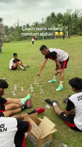 COACH MERANGKAP PEMAIN HERI FAHRIAL ATAU YANG SERING DISAPA WARIA SEDANG MEMBERI ARAHAN 😂#bumesapparel #jersey #tarkam @PAMPUMFOOTBALL @Fajrul Sofyan 05 @HERYFAHRIAL22 