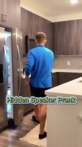 Hidden speaker 🔈 pranks 😆😆🔊#scareprank #jumpscare #fun #family #fyp 
