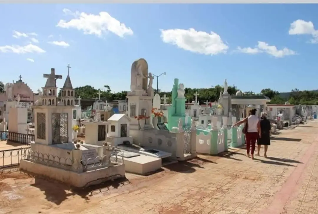 3 horas después del funeral, el llanto comienza a apagarse. Tu familia regresa a casa y atiende a los invitados… mientras tu cuerpo en la tumba empieza a encontrarse con los organismos de la tierra. 6 horas después En casa ya hablan de deportes, noticias o política. Ya no tienes pensamientos ni reflejos… mientras tu cuerpo en la tumba permanece en un silencio absoluto. 9 horas después Solo tu familia más cercana se queda, los demás se han ido. Afuera hay abrazos, consuelo… mientras tu cuerpo en la tumba se enfría lentamente. 24 horas después Alguien que no sabe que moriste aún te llama o te escribe un mensaje… mientras tus órganos en la tumba comienzan a descomponerse. 3 días después En tu trabajo ya buscan a alguien para reemplazarte. La vida continúa… mientras tu cuerpo en la tumba se hincha y tu piel comienza a tensarse. 5 días después Tu familia regresa poco a poco a su rutina. Afuera la vida sigue… mientras tu cuerpo en la tumba se licúa por dentro y cambia de color. 2 semanas después Tus hijos hablan con un abogado para repartir tu herencia… mientras tus dientes y uñas en la tumba empiezan a desprenderse. 3 meses después Tu pareja ríe frente al televisor viendo una película… mientras tu cuerpo en la tumba se funde con la tierra. 1 año después Un ser querido visita tu tumba y dice: “Parece que fue ayer”… mientras tu mortaja en la tumba se deshace por completo. 2 años después Tu pareja conoce a alguien más, se vuelve a enamorar, y aunque nunca te olvidará… ya no eres la persona más importante. Mientras tú, en la tumba, sigues desapareciendo poco a poco. 3 años después Tus hijos te extrañan y te necesitan más que nunca, pero solo les queda lo que les enseñaste… Mientras tú, en la tumba, ya no puedes abrazarlos ni aconsejarlos. 10 años después Un amigo ve tu foto y te recuerda por un instante… mientras en la tumba solo quedan tus huesos. Y algún día… Tus seres queridos levantarán la mirada al cielo y pensarán en ti… mientras tú, en el cielo, ya habrás entendido que nada de lo que te preocupaba importaba tanto. ✍Este texto no busca asustar, sino recordarnos el valor del presente y la importancia de vivir plenamente con quienes amamos. diademuertos