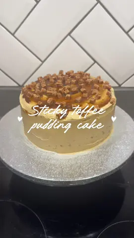Sticky toffee pudding cake 🍰 🤎 #baking #autumn #stickytoffeepudding 