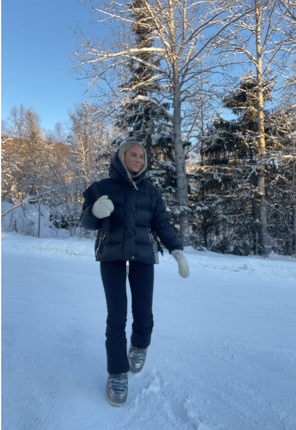 Snart ❄️ #cayajacket#vinterjakke#caya#scandiwinteroutfit#moonboots 