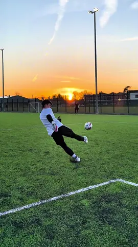 Sunset Sidevolley🌅🧤 #goalkeeper #goalkeepertraining #goalkeeping #goalkeepers #Soccer 