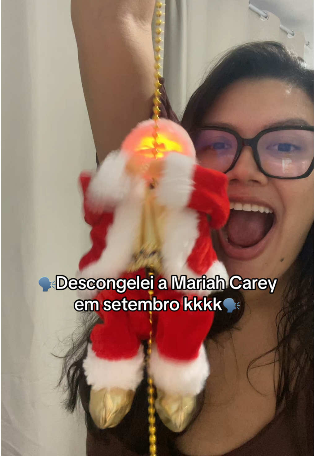 Descongelei a Mariah Carey em setembro, vi a propaganda desse papai noel escalaro musical e fiquei loucaaaa. To comprando tudo de natal aqui no tik tok shop. Alguém me segura 😂😂😂😂 #papainoel #natal #merrychristmas #jinglebells #mariahcarey #feliznatal 