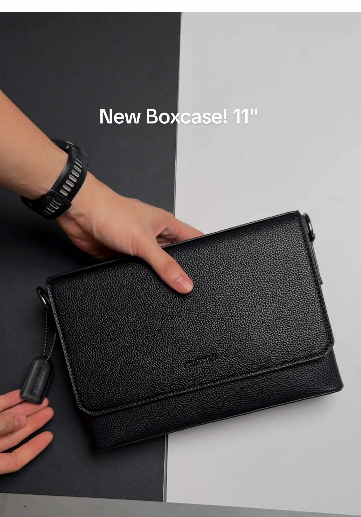 ผู้ชายที่ชอบทรงกล่อง เห็นแล้วแพ้ ก็ไม่รอดจากใบนี้แน่นวล AGENTLE Boxcase Messenger bag กระเป๋าสะพายข้างผู้ชายทรงกล่อง 11 นิ้ว หนังสวย คลีนๆเรียบหรูดูดี แต่งตัวง่ายใส่จองได้ครบคล่องตัว #กระเป๋าสะพายข้าง #กระเป๋าผู้ชาย #กระเป๋าสะพาย #กระเป๋าหนัง #agentle 
