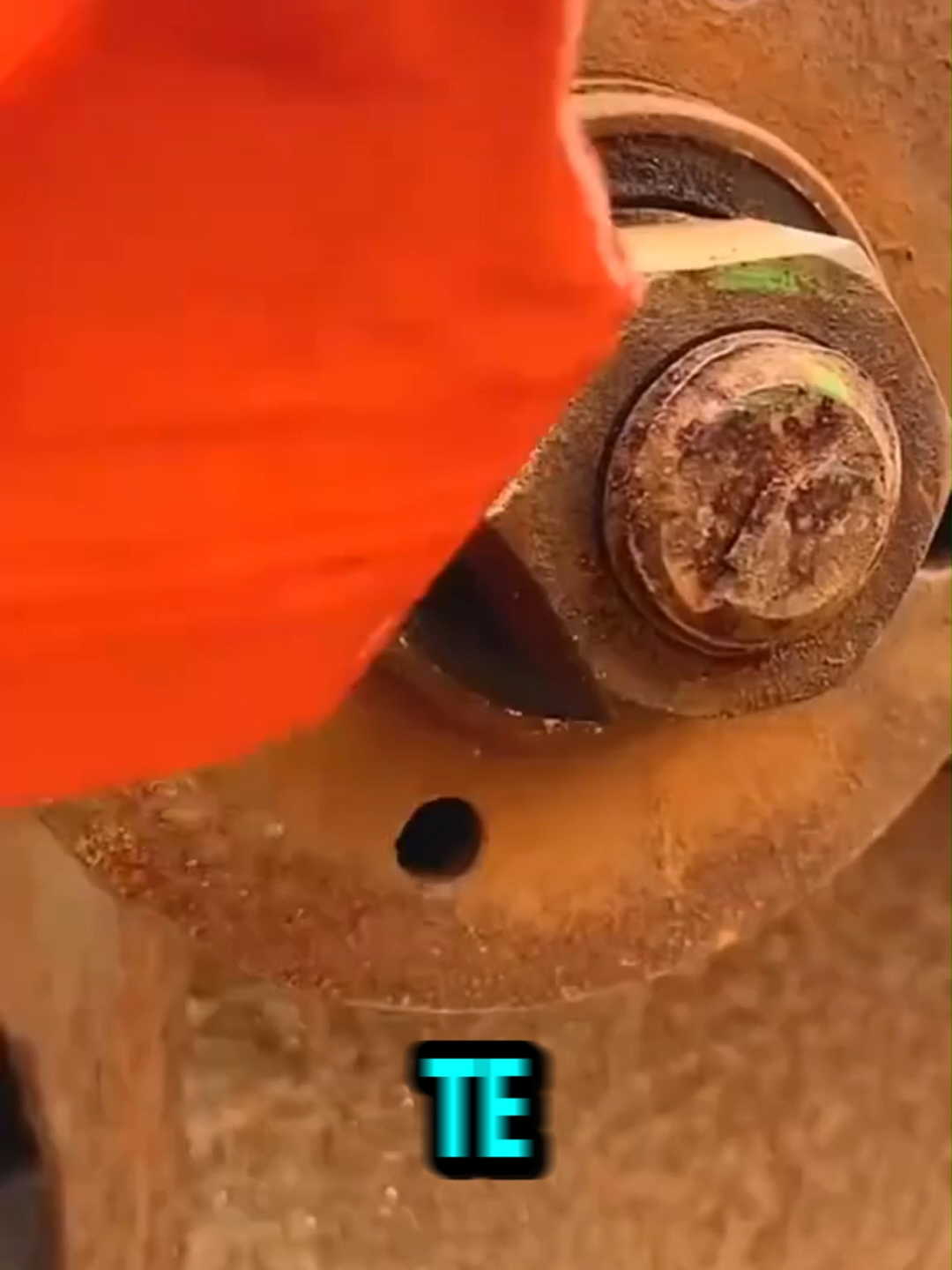 🔧 Protege tus superficies metálicas contra la corrosión La oxidación es uno de los problemas más comunes que deteriora estructuras, herramientas y equipos, reduciendo su vida útil y generando altos costos de mantenimiento. Con Iron Seal tienes la solución definitiva. ⚙️ ¿Qué es Iron Seal? Es un sellador anticorrosivo de alta resistencia diseñado para detener la oxidación y proteger superficies metálicas en todo tipo de ambientes. Su fórmula avanzada crea una barrera protectora duradera que previene la corrosión y prolonga la vida útil del material. ✨ Beneficios principales: Neutraliza la corrosión existente y previene la aparición de óxido. Protección de larga duración contra humedad y agentes externos. Fácil aplicación con brocha, rodillo o pistola de pintura. Ideal para uso industrial, automotriz y en el hogar. Rinde hasta 3 a 5 m² por envase de 500g (dependiendo del estado de la superficie). 📌 Usos recomendados: Puertas, rejas y ventanas metálicas. Herramientas y maquinaria expuesta a la intemperie. Carrocerías, chasis y piezas de vehículos. Superficies metálicas en construcción e industria. 💡 Modo de uso: Limpia bien la superficie, eliminando polvo y residuos. Aplica una capa uniforme de Iron Seal. Deja secar y aplica una segunda mano para máxima protección. 🌍 Por qué elegir Sellatodo Confiabilidad, innovación y soluciones prácticas. En Sellatodo.com encuentras productos que realmente funcionan, con envío rápido y pago contra entrega en toda Colombia. 📦 Haz tu pedido hoy mismo en 👉 www.sellatodo.com Recibe tu Iron Seal en casa de 3 a 5 días hábiles y olvídate de la corrosión. 💛 Con Iron Seal, protege lo que más valoras y dale más vida a tus superficies metálicas.