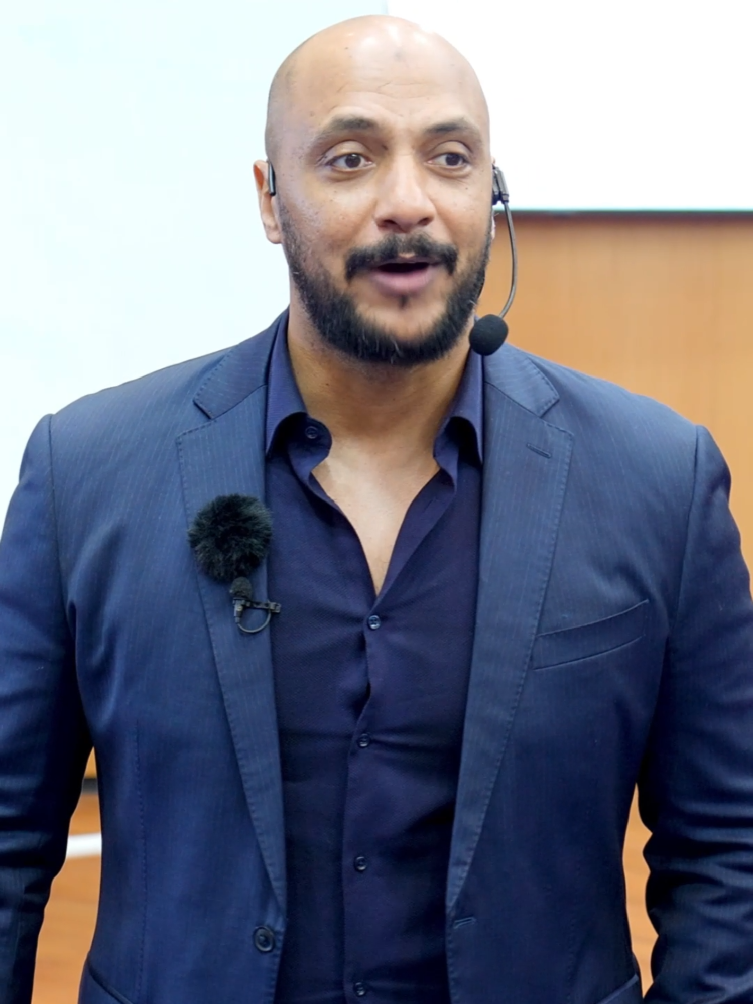 الولاء الأعمى للعلامة = قوة الصورة الذهنية 💡 العميل يختارك حتى لو في بدائل أرخص وأفضل! #البراند, #التسويق, #كوثرون, #DrGasimSalah, #Branding, #Marketing