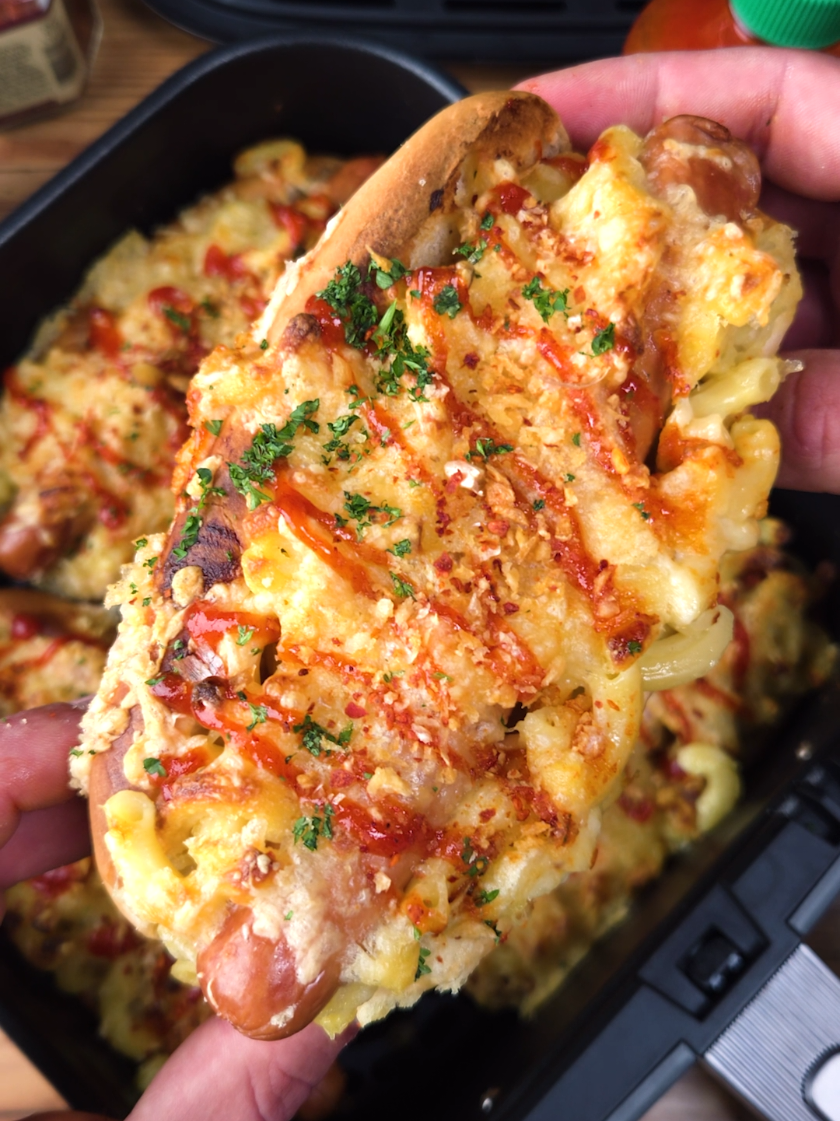 Mac and Cheese Hot Dog. Cremig, käsig und richtig herzhaft. Ein Hot Dog Bun gefüllt mit Mac and Cheese, Hot Dog Wurst und geschmolzenem Käse – knusprig im Airfryer gebacken und mit Soße und Kräutern getoppt. Zutaten: - Hot Dog Buns - Mac and Cheese - Hot Dog Würstchen - Käse - Ketchup, Sriracha oder Chipotle Soße - Petersilie oder Kräuter nach Wahl - Chiliflocken Zubereitung: 1. Mac and Cheese zubereiten.   2. Hot Dog Buns in den Airfryer legen, mit Mac and Cheese füllen, Würstchen hineinlegen und nochmals Mac and Cheese daraufgeben.   3. Mit Käse toppen und im Airfryer bei 200°C ca. 10 Minuten backen.   4. Mit Soße, Kräutern und Chiliflocken garnieren und servieren.   #airfryer #hotdog #schnellerezepte #einfacherezepte #pasta 