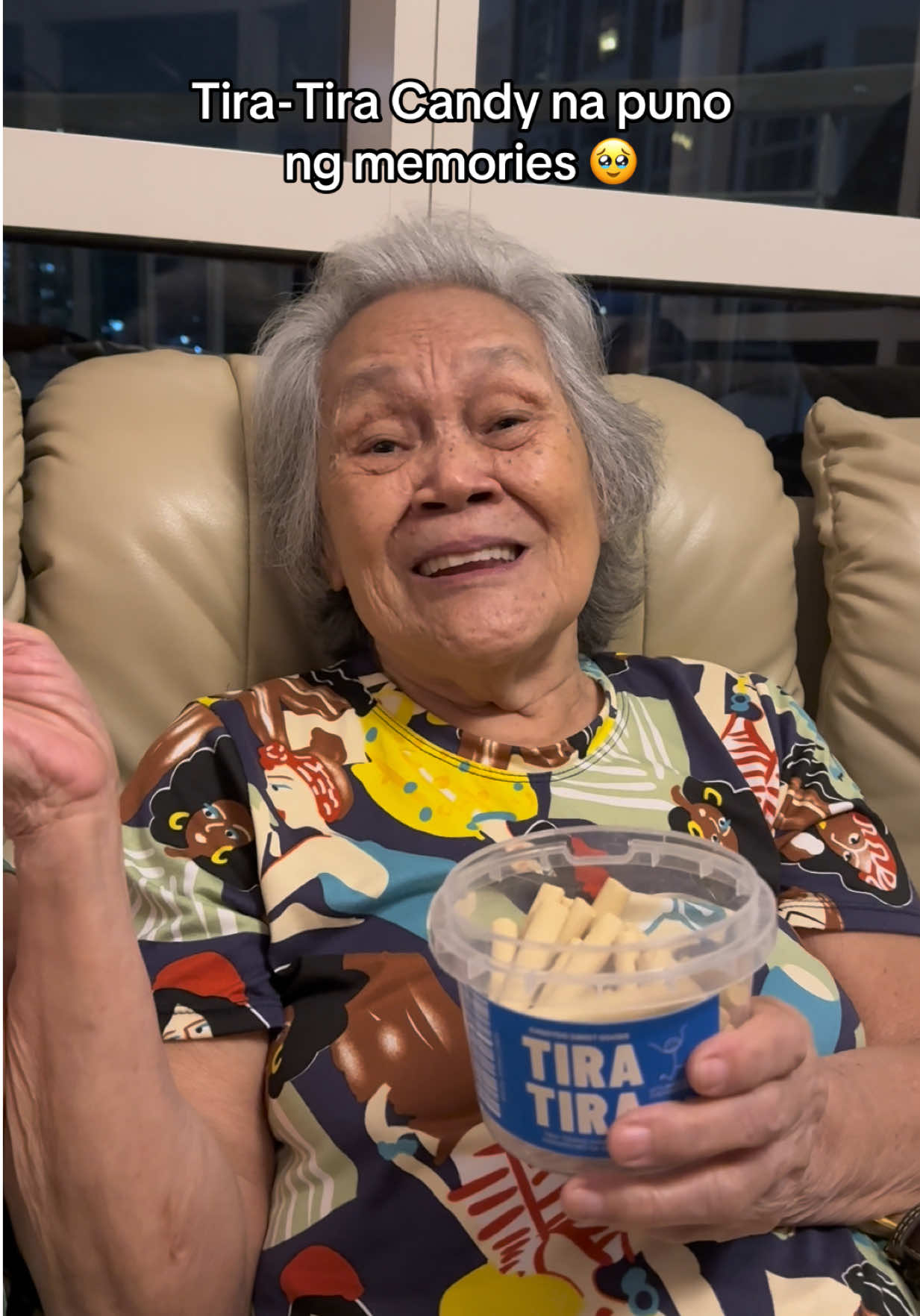 Nakaka-touch makita ang 90-year-old naming lola, ngayon lang ulit siya nakakain ng tira-tira candy, punong-puno ng alaala ng kabataan niya. 🥹✨#grandmotherslove #tiratiracandy #specialtiratira #sweets #foodtiktok 