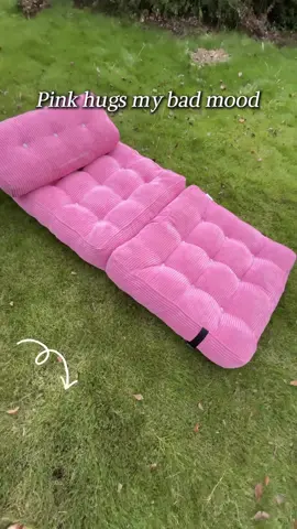 Your backyard transformed into a guest room with this pink folding sofa bed💕#outdoorliving #outdooroasis #foldingchair #homdecor #maxyoyo 