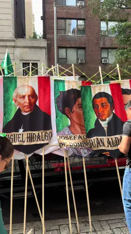 ✨🇲🇽 Hoy Nueva York se viste de México 🇲🇽✨ En Madison Avenue, el corazón de Manhattan late con fuerza al compás del gran desfile de la Independencia de México. Nuestros colores verde, blanco y rojo iluminan las calles, recordándonos que la patria vive en cada mexicano, sin importar la distancia. 🌎 Desde lejos, nuestra comunidad migrante demuestra con orgullo, alegría y amor por las raíces, que México se lleva en el alma. Hoy celebramos la libertad, la unidad y la grandeza de nuestra historia. ¡Viva México en Nueva York! ❤️🤍💚 #VivaMéxico #DesfileIndependenciaNYC #OrgulloMexicano #MéxicoEnNY #IndependenciaDeMéxico