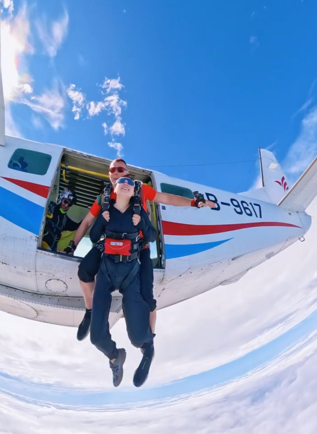 How can life remain unchanged? Come skydive and feel the freedom. #trending #Skydiving #Brave #peak #Extreme 