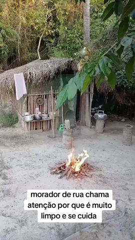 morador de rua chama atenção por que é muito limpo e se cuida  #noticias 