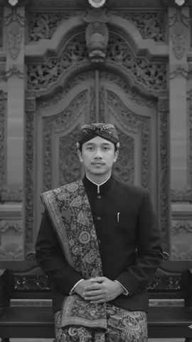 Gemini AI Join Trend 🔥 Prompt : Edit foto laki laki jawa modern. Seorang laki laki indonesia tidak merubah wajah, duduk anggun dan wibawa yang terpancar dalam balutan baju adat jawa berwarna hitam modern dipadukan dengan selendang batik dipundak. Menggunakan blangkon khas jawa. Ia duduk dengan sopan dan pose elegan dan simetris, kedua tangan ada di pangkuan. Latar belakang menampilkan kraton megah dengan pintu kayu ukir. Pencahayaan lembut menyinari subjek dari arah depan. Komposisi foto simetris dengan foto laki laki tersebut berada di tengah bingkai. #CapCut #geminiai #ai #jawapride #fyp 