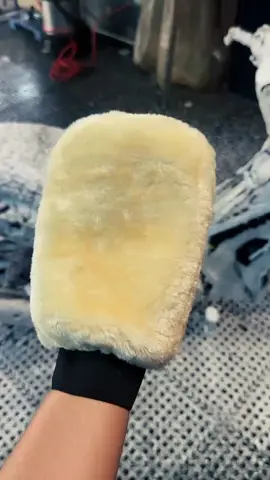 Găng tay lao xe lông cừu êm nhẹ mướt tạo bọt tốt hạn chế trầy xe....#baotayruaxe #xuhuong #chamsocxe #carwash 