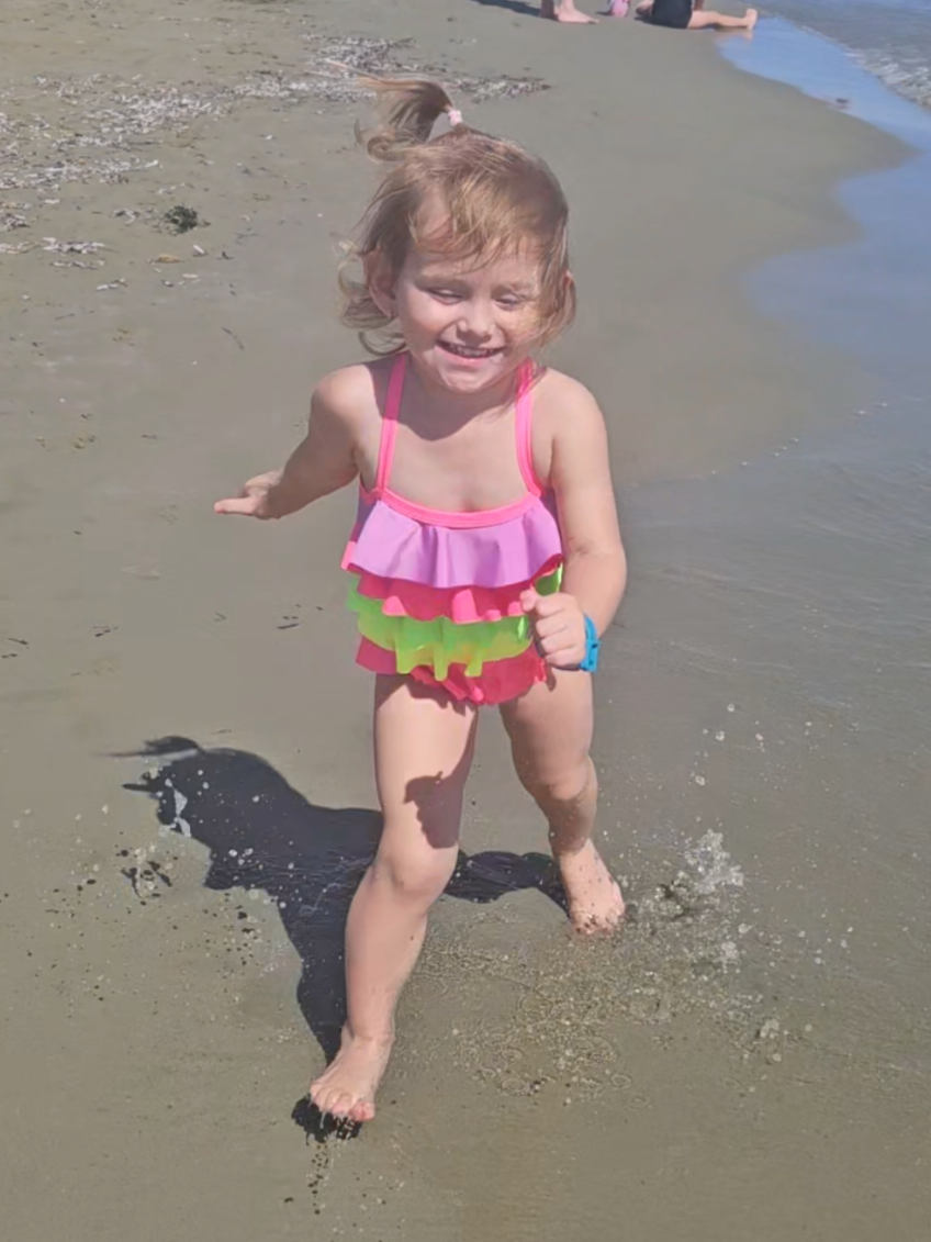 Fast as the wind! #BabyAriana #BebeAriana #Ariana #ToddlerLife #BeachVibes 