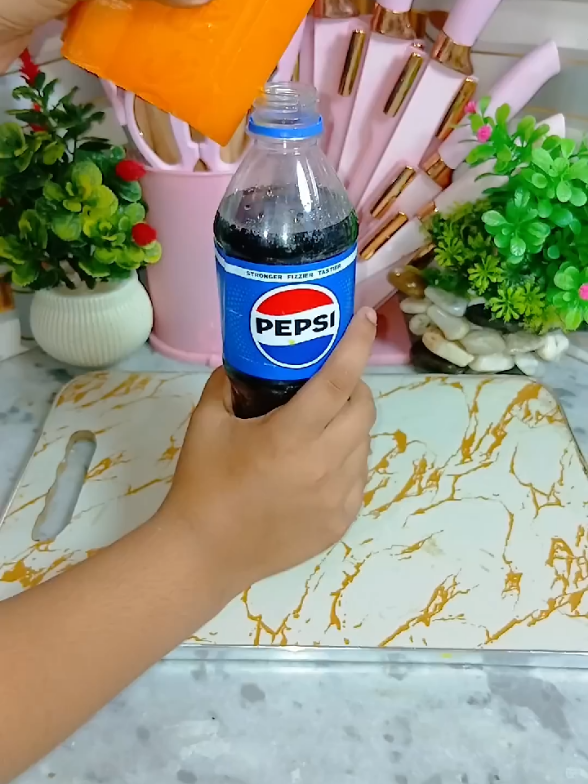 I put soap in pepsi and look what happens. It's like magic #lifehacks 