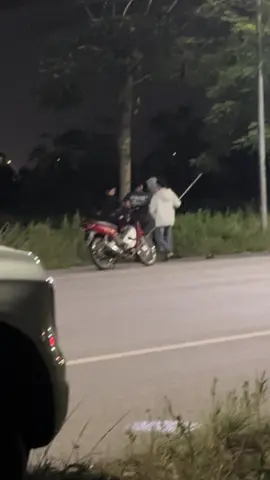 Các cháu manh động quá đi câu tí cũng phải trốn kh oánh nhầm ko ai nuôi vợ con hộ😭