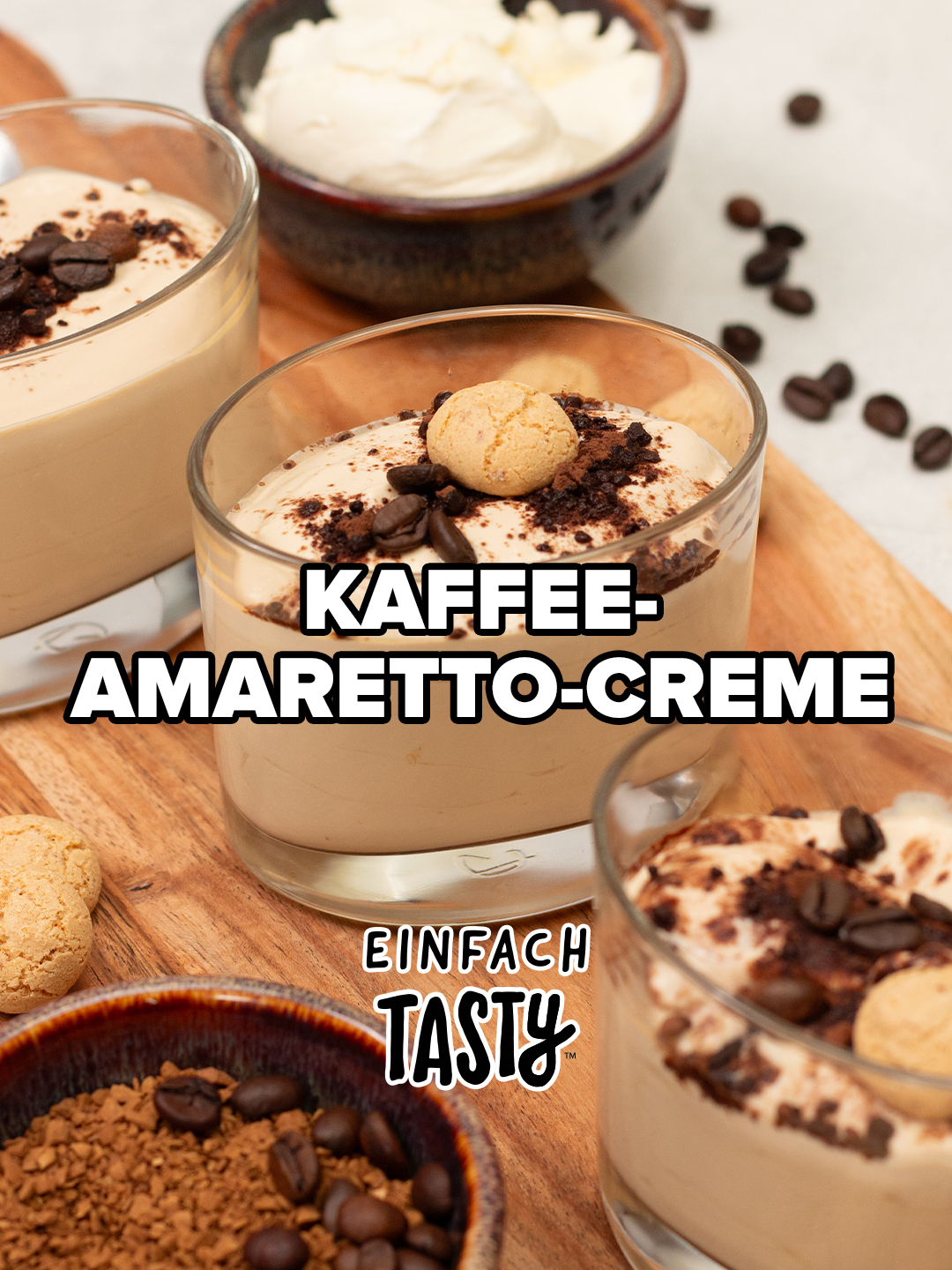 Unser Rezept für geschmeidige Kaffee-Amaretto-Creme mit Mascarpone und Magerquark: fix zubereitet, zart und knackig gekrönt mit Amarettini. ☕✨ 🛒 Du brauchst: 👉 1,5 TL Instantkaffee, 80 ml Milch, lauwarm, 250 g Mascarpone, 250 g Magerquark, 40 g Ahornsirup, 20 ml Amaretto, Kakao, nach Geschmack, Amarettini, nach Geschmack #EinfachTasty #EinfachTastyRezept #KaffeeAmarettoCreme #SchnellesDessert #Dessertcreme