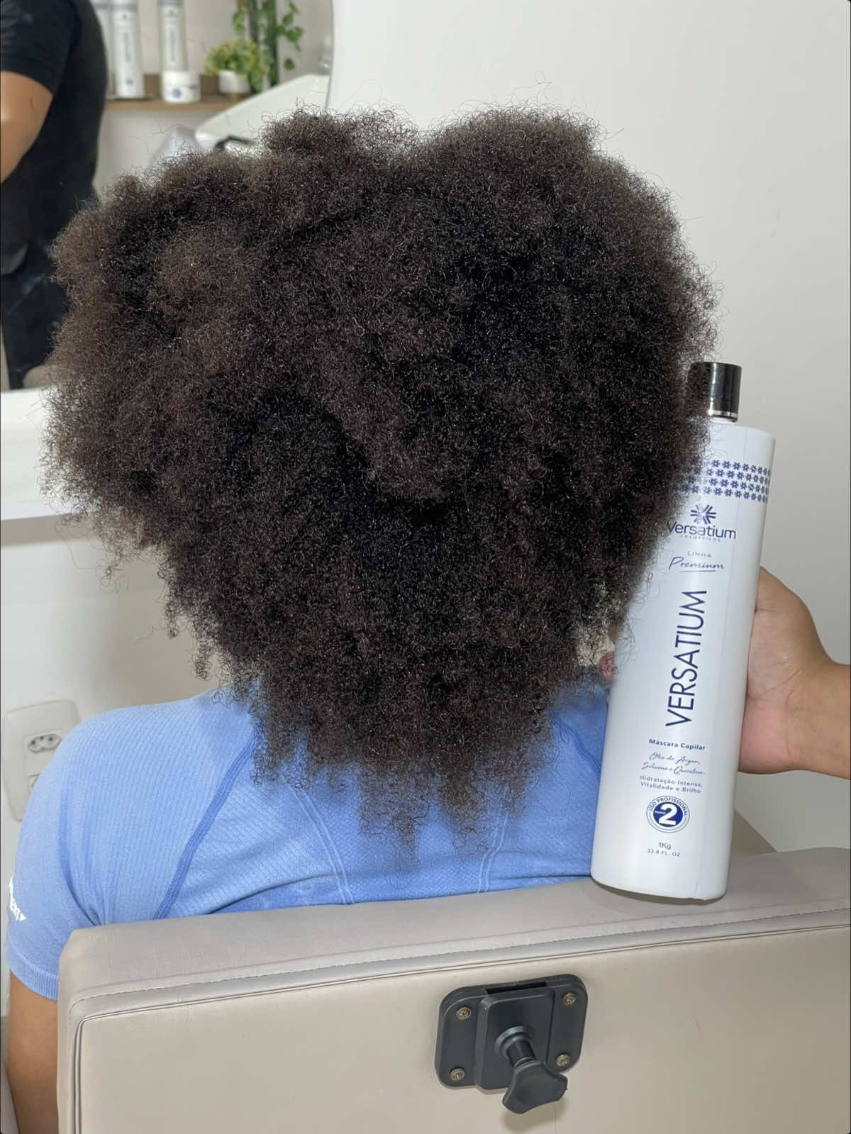 Nosso objetivo sempre foi mostrar o resultado real e a praticidade da Progressiva Sem Formol Versatium: um cabelo liso, saudável e fácil de cuidar no dia a dia. Ideal pra quem tem uma rotina corrida e não pode perder horas arrumando os fios todos os dias. 🚫 Mas, infelizmente, mesmo denunciando, ainda surgem comentários com piadinhas disfarçadas de preconceito. É triste perceber como algumas pessoas preferem tentar diminuir, em vez de respeitar e valorizar a transformação que tantas mulheres desejam. Parece até que querem negar o poder de cada uma escolher como quer se sentir e se apresentar. 💬 E você, o que pensa sobre esse tipo de comentário? 👉 O que acha que poderia ser feito pra calar esse tipo de maldade e dar ainda mais voz à liberdade de escolha? #liberdade #sejavocemesma #progressivaversatium #progressivasemformol #cabeloslisos 