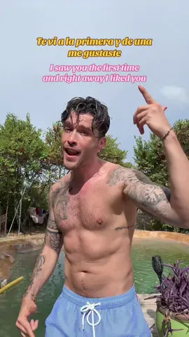 Disfrutando de mi nueva canción DÉJÀ VU a la orilla de la piscina 💦☀️ Ya la escucharon? 👀 #dejavu #jeremyjey 