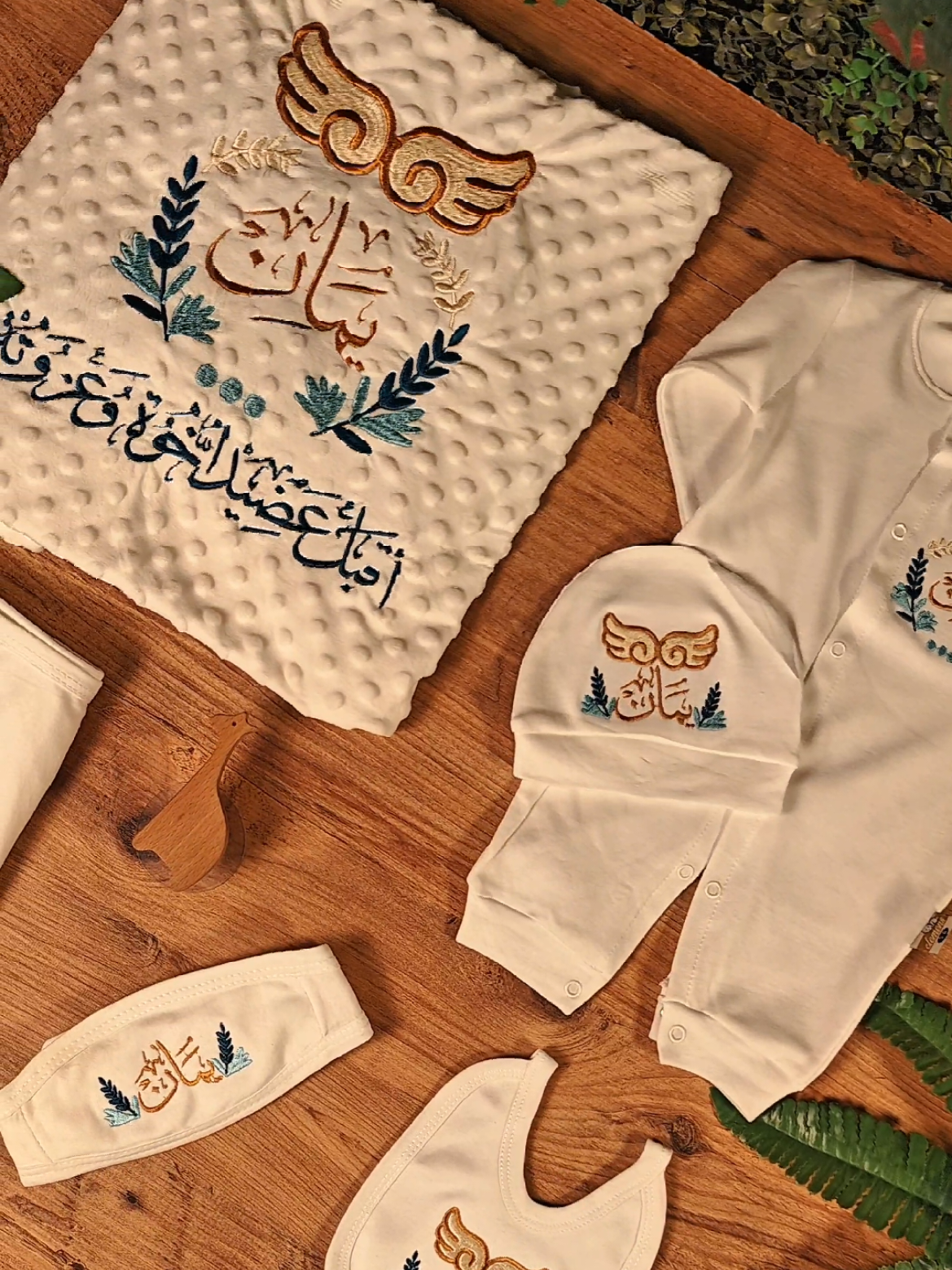 توصيل مجاني لجميع المحافضات ♥️ سيت اطفال (حديثي الولادة) طباعة وتطريز حسب الطلب 🤍 💫 تكدرون تطلبون السيت كامل او قطع مفردة ♥️ السيت متكون من (حضينة، گماط، اوفر ، كبوس،صدرية، ملحف (حب رمان أو قطني أو حياكة) حسب ذوقكم 🔸 تصميم حسب الطلب مجانآ 🔸 توصيل لجميع المحافظات مجانآ 🪽🤍 🔹 خامة القماش قطن تركي 🔹 ضمان إستبدال في حال وجود خطأ او تلف في الطلب #إكسبلور #أطفال #بلوفر  #CapCut